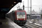 Crossrail 185591-5 kam am 23.01.2017 um 10.38 Uhr auf Gleis 8 mit dem LKW - Walter durch den HBF Göttingen in Fahrtrichtung Süden.