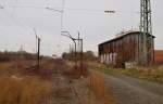 Bahnhof Guntersblum. Blick auf den Verfall, ein nicht mehr bentigtes Lademass und dann der alte Wellblechschuppen. 18.3.2013