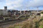 Blick auf die Überreste des Personenbahnhofes Hagen Kabel. Das Empfangsgebäude wurde vor wenigen Monaten nach Jahren des leerstands abgerissen und eröffnet so einen guten Blick auf die Personenüberführung zum Mittelbahnsteig. Hier halten seit den 90ern keine Personenzüge mehr.

Hagen 27.12.2022