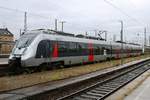 9442 611 und ein weiterer 9442 (Bombardier Talent 2) von Abellio Rail Mitteldeutschland als verspäteter RE 74793 (RE9) von Kassel Hbf nach Bitterfeld erreichen Halle(Saale)Hbf auf Gleis 3.