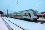 DBpbzfa 668.2 mit Zuglok 146 562-4 DB als IC 2034 (Linie 56) von Leipzig Hbf nach Norddeich steht in Halle(Saale)Hbf auf Gleis 12 bei Schneefall.