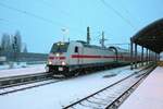 146 562-4 DB als IC 2034 (Linie 56) von Leipzig Hbf nach Norddeich verlässt Halle(Saale)Hbf auf Gleis 12 bei Schneefall.