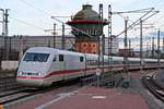 Fahrplanwechsel 2018: 401 006-2 (Tz 106  Itzehoe ) als ICE 701 (Linie 18) von Berlin Hbf (tief) nach München Hbf, der erste planmäßige ICE über die VDE 8 in Halle(Saale)Hbf, erreicht selbigen Bahnhof auf Gleis 8. [10.12.2017 | 8:48 Uhr]