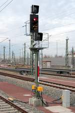 Blick auf ein neues Ks-Signal in Halle(Saale)Hbf, das das Vorsichtssignal (Zs 11) für IC 2542 (Linie 55) von Dresden Hbf nach Hannover Hbf anzeigt.