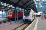 146 024 der Elbe-Saale-Bahn (DB Regio Südost) als RE 16326 (RE30) von Halle(Saale)Hbf nach Magdeburg Hbf trifft auf DBpbzfa 668.2 mit Zuglok 146 552-5 DB als IC 2039 (Linie 56) von Norddeich Mole