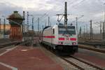 Nachschuss auf 146 557-4 DB als IC 2542 (Linie 55) von Dresden Hbf nach Köln Hbf, der Halle(Saale)Hbf auf Gleis 9 verlässt.