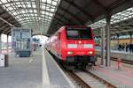 146 029 der Elbe-Saale-Bahn (DB Regio Südost) als RE 16320 (RE30) nach Magdeburg Hbf steht in seinem Startbahnhof Halle(Saale)Hbf auf Gleis 10 E-G.