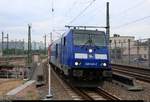 246 049-2 mit 155 053-8 (kalt) der Eisenbahn-Bau- und Betriebsgesellschaft Pressnitztalbahn mbH (PRESS) als Lokzug passiert den Interimsbahnsteig Halle(Saale)Hbf Gl. 13a auf der Ostumfahrung für den Güterverkehr in südlicher Richtung.
[16.6.2018 | 7:00 Uhr]