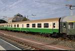 Blick auf einen Halbgepäckwagen der Gattung  BDomsb  (51 80 82-80 070-8 D-PRESS) der Eisenbahn-Bau- und Betriebsgesellschaft Pressnitztalbahn mbH (PRESS), der im SDZ 56744 von Naumburg(Saale)Hbf