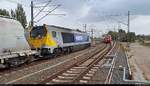 Nachschuss auf 264 003-5 (Voith Maxima 40 CC) der Stock - Transport - e.K. mit Silowagen, die den Interimsbahnsteig Halle(Saale)Hbf Gl. 13a auf der Ostumfahrung für den Güterverkehr in südlicher Richtung passiert, während 442 ??? (Bombardier Talent 2), ex S-Bahn Mitteldeutschland (DB Regio Südost), als S 37746 (S7) nach Halle-Nietleben ihren Startbahnhof verlässt.
[30.8.2018 | 16:20 Uhr]