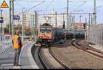 Kesselzug mit der goldenen 185 597-2 der Beacon Rail Leasing Ltd., vermietet an die HSL Logistik GmbH, erreicht von Norden kommend den Interimsbahnsteig Halle(Saale)Hbf Gl. 13a auf der Ostumfahrung für den Güterverkehr.
Dort wird ein Personalwechsel stattfinden. Der ablösende Kollege steht schon bereit.
[20.10.2018 | 14:25 Uhr]