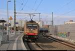 Aufgrund eines Personalwechsels steht ein Kesselzug mit der goldenen 185 597-2 der Beacon Rail Leasing Ltd., vermietet an die HSL Logistik GmbH, kurzzeitig am Interimsbahnsteig Halle(Saale)Hbf Gl. 13a auf der Ostumfahrung für den Güterverkehr.
[20.10.2018 | 14:26 Uhr]