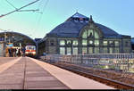 Empfangsgebäude, Fotografengemeinde und dazwischen eine besondere Lok:  143 822-5 (243 822-4 |  Weiße Lady ) der Erfurter Bahnservice GmbH (EBS) als DPE 92150  Rennsteig-Express  von