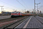 143 822-5 (243 822-4 |  Weiße Lady ) der Erfurter Bahnservice GmbH (EBS) als DPE 92157  Rennsteig-Express  von Berlin-Lichtenberg nach Meiningen erreicht Halle(Saale)Hbf auf Gleis 9.