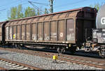 Blick auf einen zweiachsigen, großräumigen Schiebewandwagen der Gattung  Hbbillns 305  (21 80 2459 238-6 D-DB) der DB, der in einem gemischten Gz mit 155 087-0 Railpool, vermietet an die DB, eingereiht ist und am BÜ Halle (Saale), Karl-von-Thielen-Straße (Gebiet der DR), auf der Ostumfahrung für den Güterverkehr in südlicher Richtung fährt.
[25.4.2019 | 16:23 Uhr]