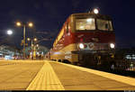 1142 654-1  Helene  der Schienenverkehrsgesellschaft mbH (SVG) als SDZ 61479 von Karlsruhe Hbf steht bei Mondschein in seinem Endbahnhof Halle(Saale)Hbf auf Gleis 8.