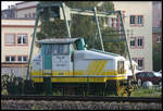 Betriebspause für die Henschel Kleinlok 5021.04-3 der Fa. Arco im HBF Halle an der Saale am 27.8.2006. Die Lackierung der Lokomotive läßt auf die frühere Verwendung bei der Karsdorfer Eisenbahn schließen. 