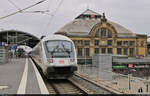 Bpmmbdzf 286.1 (61 80 80-91 114-1 D-DB) steht neben dem 1890 erbauten Empfangsgebäude von Halle(Saale)Hbf.