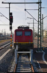 140 003-5 ist in Halle(Saale)Hbf auf dem kurzen Stumpfgleis 150 am Ende des Bahnsteigs 6/7 abgestellt.