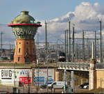 Impression mit Wasserturm und 182 597-5 (Siemens ES64U2-097) sowie 182 537-1 (Siemens ES64U2-037), die in Halle(Saale)Hbf überraschend über das Bahnsteiggleis 9 in nordöstlicher