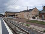 Der ehemalige Bereich der Postbahnsteige und die Westseite vom sanierten Empfangsgebäude, am 20.05.2021 in Halle (S) Hbf.