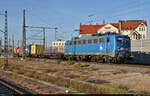 Containerzug mit 140 810-3 (140 041-5) passiert Halle(Saale)Hbf auf den unteren Gütergleisen in südlicher Richtung.