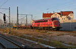 Angeleuchtet von den letzten Sonnenstrahlen, passiert 227 010-6 (NOHAB MY 1155) mit Flachwagen den Bahnsteig 12/13 in Halle(Saale)Hbf in südlicher Richtung.