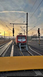 Die nostalgische Mietlok 112 139-1 genießt zusammen mit einer unbekannten Schwesterlok die aufgehende Morgensonne in Halle(Saale)Hbf auf Gleis 150.