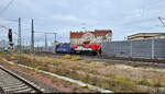 1002 042  Berlin  (90 80 1002 042-2 D-ALS), eine Hybridlok vom Typ Alstom Prima H3-Hybrid, wurde von Re 421 379-9 durch Halle(Saale)Hbf gen Norden überführt und vom Bahnsteig 12/13 noch im Nachschuss festgehalten.

🧰 ALSTOM Lokomotiven Service GmbH, zum Aufnahmezeitpunkt noch vermietet an die Südwestdeutsche Landesverkehrs-GmbH (SWEG) | Dampflok-Depot Full (DDF)
🕓 19.10.2022 | 9:49 Uhr