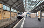 Beim Warten auf den Zug an Gleis 8 kommt 189 842-8 (Siemens ES64F4-842) durch die Bahnsteighalle von Halle(Saale)Hbf in südlicher Richtung gefahren.