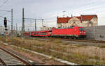 185 395-1 bewegt leere Autotransportwagen der DB Schenker Rail Automotive GmbH an Halle(Saale)Hbf in südlicher Richtung vorbei.