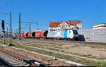 Kalizug mit 186 145-9 passiert den Bahnsteig 12/13 von Halle(Saale)Hbf in südlicher Richtung.