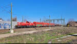 261 012-9 (Voith Gravita 10 BB) stellt vielerlei Güterwagen der Zugbildungsanlage (ZBA) Halle (Saale) zu und wurde vom Bahnsteig 12/13 in Halle(Saale)Hbf fotografiert.