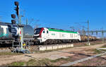 Kesselzug trifft Kesselzug:  Etwas zu spät bemerkt wurde bei Bahnsteig 12/13 in Halle(Saale)Hbf die gen Süden fahrende und für die Vereinigte Bioenergie AG (Verbio) werbende 159 228-6