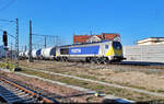 264 001-9 (Voith Maxima 40 CC) dröhnt mit Staubgutwagen am Bahnsteig 12/13 von Halle(Saale)Hbf in südlicher Richtung vorüber.