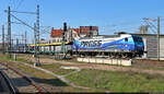 Gerade erst wieder die Treppe zum Bahnsteig 12/13 in Halle(Saale)Hbf hinaufgestiegen, zeigte sich 145 085-7 (145 030-7) mit leeren Autotransportwagen, die sie Richtung Leipzig zog.