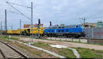 Beim Warten auf einen Zug in Halle(Saale)Hbf zeigte sich 218 458-8 (218 055-2) auf den Gütergleisen mit mehreren Baufahrzeugen, darunter die Universal-Stopfmaschine Matisa B 66 UC  Lausitz  (99