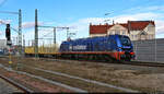 159 220-3 (Stadler Eurodual) transportiert leere Rungenwagen für den Holztransport in südliche Richtung.
Aufgeschnappt an der Bahnsteigkante von Gleis 13 in Halle(Saale)Hbf.

🧰 European Loc Pool AG (ELP), vermietet an die Raildox GmbH & Co. KG
🕓 24.2.2024 | 12:07 Uhr