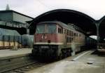 Am 29.04.1992 steht 754 102 der VES-M Halle in Halle(S.)Hbf mit einem Personenzug zur Abfahrt bereit.