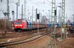 Wieder zurck am Hbf fhrt 185 048 mit einem Kohlenzug Richtung Rbf ein.