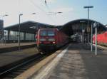 Hier 143 595-7 mit einem RE9 nach Kassel-Wilhelmshhe, bei der Ausfahrt am 6.4.2010 aus Halle(Saale) Hbf.