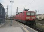 Hier 143 558-5 mit einem Pbz von Leipzig nach Berlin, bei der Ausfahrt am 8.4.2010 aus Halle(Saale) Hbf.