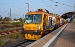 Eine Stopfmaschine(?) von Alpha Rail Team rangierte am 29.05.10 an den Bahnsteig im Hbf Halle(S).