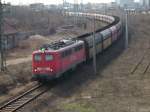 Auf der Ostumfahrung des Rangierbahnhofs Halle Saale ist am 26.03.2010, die 140 491-2 mit einem leeren PKP Kohlezug unterwegs.