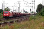 Whrend eines kurzen Aufenthalts in Halle zog 185 263 einen Schwenkdachwagenzug vorbei am Hbf in den Rbf.