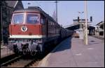 132415 steht am 18.3.1990 mit einem Personenzug am Bahnsteig in Halle an der Saale.