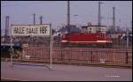 Das große Schild zeigt deutlich an, wo hier die 243240 durch den Bahnhof rollt.