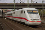 401 578-0 zieht einen ICE nach Suden in Hamburg Harburg.
