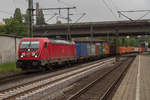 187 125 zieht einen Containerzug durch Hamburg Harburg, am 21.05.2019.