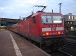 Br.143 345-7 mit einem RE-Zug im Bahnhof Hamburg-Harburg.